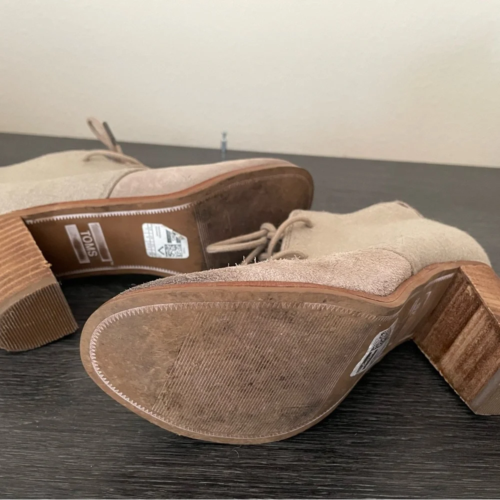 Toms Women's Beige Lace-Up heeled Ankle Booties like new - Picture 3 of 7